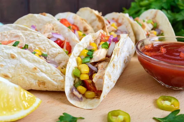 Tacos Tortilla Gandum Dengan Daging Sayuran Hijau Dan Jagung Dengan — Stok Foto