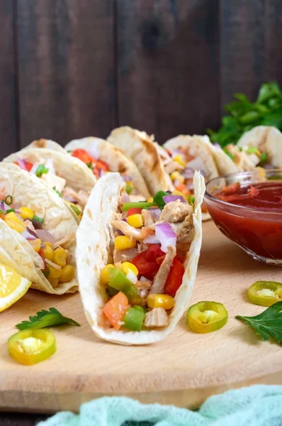 Tacos Tortilla Gandum Dengan Daging Sayuran Hijau Dan Jagung Dengan — Stok Foto
