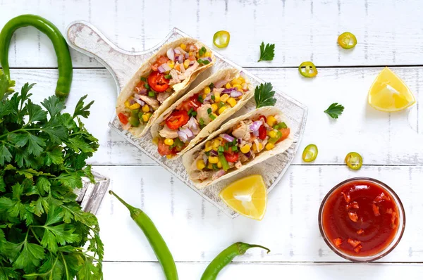 Taco Tortilla Gandum Dengan Daging Sayuran Jagung Hijau Makanan Ringan — Stok Foto