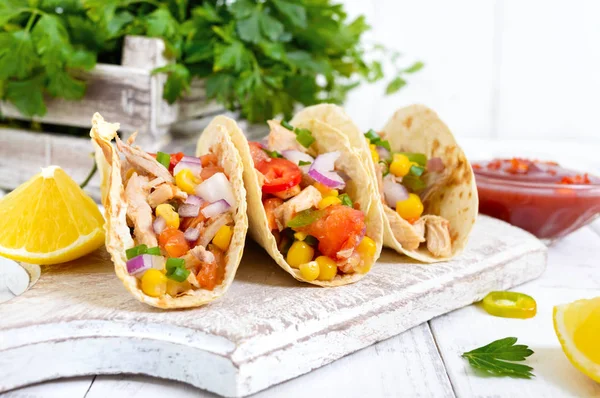 Taco Tortilla Gandum Dengan Daging Sayuran Jagung Hijau Makanan Ringan — Stok Foto