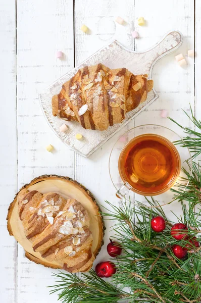 Große Leckere Croissants Mit Mandelflocken Und Einer Tasse Tee Auf — Stockfoto