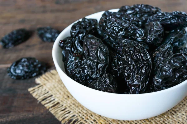 Podas Tazón Cerámica Sobre Fondo Madera Oscura Frutas Secas —  Fotos de Stock