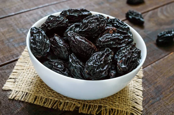 Podas Tazón Cerámica Sobre Fondo Madera Oscura Frutas Secas —  Fotos de Stock