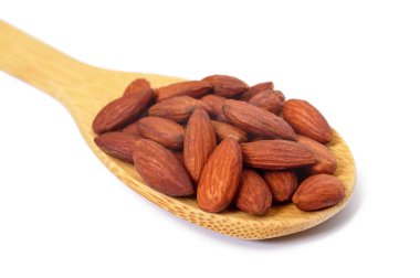 Ahşap kase ve beyaz arka plan üzerinde izole bütün fındık ceviz taneleri.