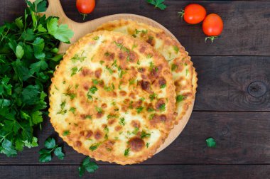 Ahşap kase ve beyaz arka plan üzerinde izole bütün fındık ceviz taneleri.