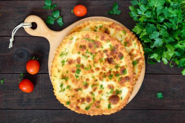 Ahşap kase ve beyaz arka plan üzerinde izole bütün fındık ceviz taneleri.