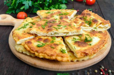 Ahşap kase ve beyaz arka plan üzerinde izole bütün fındık ceviz taneleri.