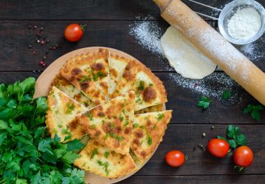 Ahşap kase ve beyaz arka plan üzerinde izole bütün fındık ceviz taneleri.