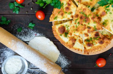 Ahşap kase ve beyaz arka plan üzerinde izole bütün fındık ceviz taneleri.