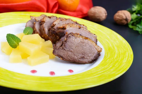 Duck breast Magret with pieces of pineapple on a ceramic plate o — Stock Photo, Image