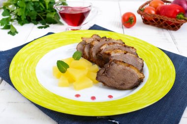 Ördek Magret bir seramik tabak Beyaz ahşap zemin üzerinde ananas parçaları ile göğüs. Fransız geleneksel et yemek. Noel menüsü. Festival mutfak.