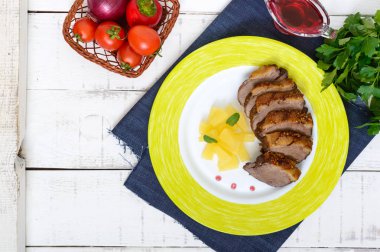 Ördek Magret bir seramik tabak Beyaz ahşap zemin üzerinde ananas parçaları ile göğüs. Fransız geleneksel et yemek. Noel menüsü. Festival mutfak. Üstten Görünüm