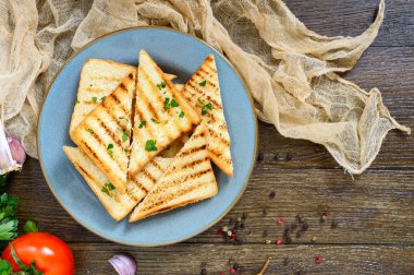 Beyaz ekmek bir plaka üzerinde ızgara parçaları. Sandviç için tost.