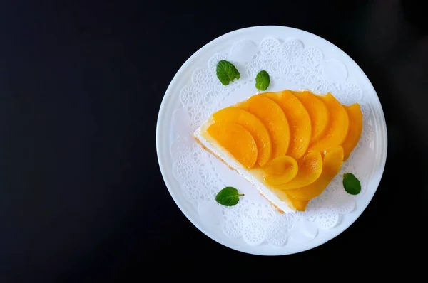 Нежный Суфле Сочными Персиками Большой Вкусный Кусок Торта Белой Тарелке — стоковое фото