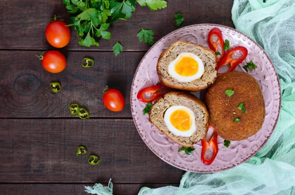 Chuletas Grandes Jugosas Rellenas Con Huevo Cocido Sobre Fondo Madera — Foto de Stock