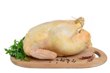 Büyük çiğ tavuk (broiler) beyaz arka plan üzerinde izole bir ahşap stand.