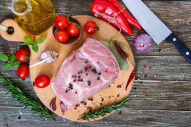 Çiğ et. Domuz baharatlar ve tuz ahşap bir masa üzerinde bir kesme tahtası üzerinde büyük bir parçası. Üstten Görünüm.