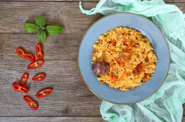 Pilav ile sebze ve ahşap arka plan üzerinde diyet et. Geleneksel oryantal çanak. Üstten Görünüm