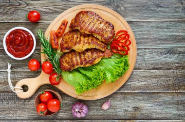 Sulu biftek yeşil ve sebzeler bir ahşap tepsi ile. Büyük bir parça domuz eti bonfile ızgara. Üstten Görünüm.