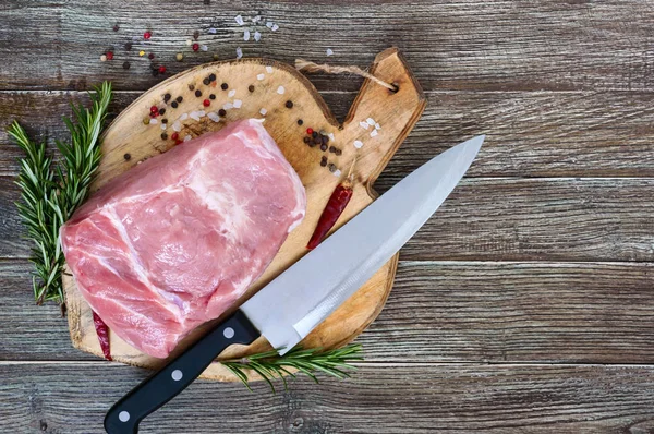 Surowe Mięso Duży Kawałek Wieprzowiny Przypraw Soli Pokładzie Cięcia Drewnianym — Zdjęcie stockowe