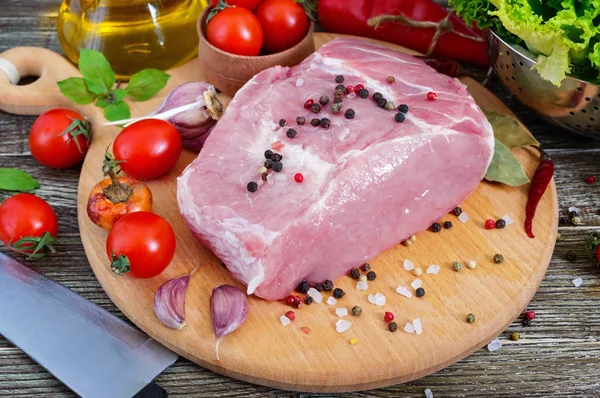 Surowe Mięso Duży Kawałek Wieprzowiny Przypraw Soli Pokładzie Cięcia Drewnianym — Zdjęcie stockowe