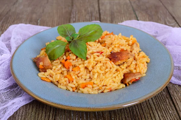 Pilaf Mit Gemüse Und Diätfleisch Auf Einem Hölzernen Hintergrund Traditionelles — Stockfoto