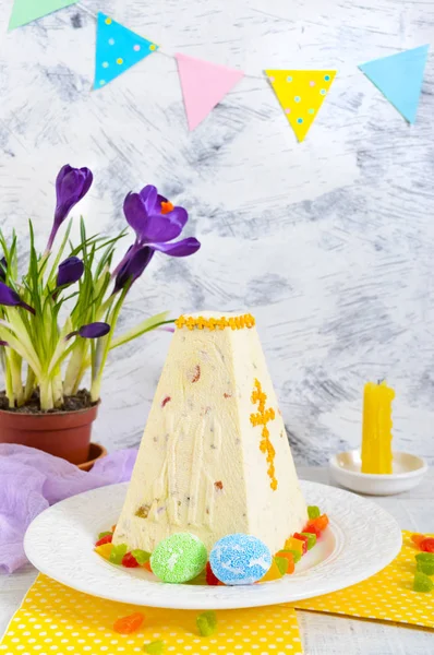 Традиційний Сирний Пиріг Цукатами Весняними Квітами Фоні Святкового Світлого Фону — стокове фото