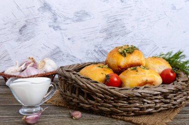 Otlar ve ekşi krema ile sarımsak ile yumuşak buns