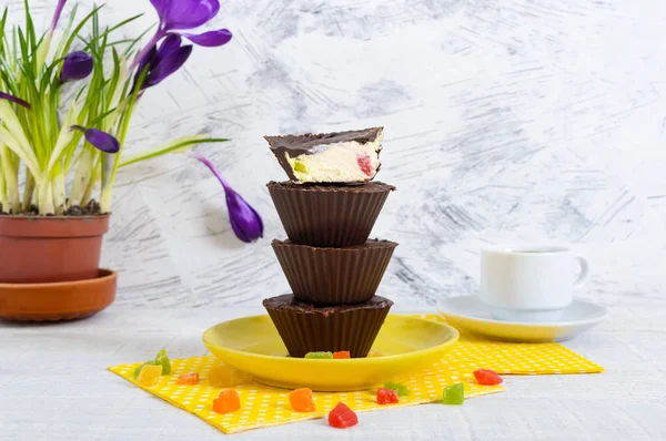 Смачний Здоровий Сирний Десерт Горіхами Цукатами Шоколадній Глазурі — стокове фото