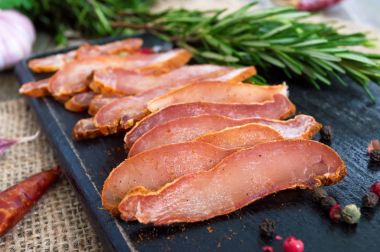 Basturma. Sarsıntılı. Kırmızı biber ile et parçaları. Geleneksel Asya etli meze. İncelik.