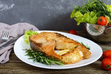 Limon ve biberiye büyük kavrulmuş sazan biftek.