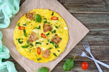 Pastırma, Yeşiller ve ahşap bir masa üzerine peynir omlet. Kahvaltı. Üstten Görünüm.