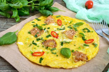 Pastırma, Yeşiller ve ahşap bir masa üzerine peynir omlet. Kahvaltı. Yakın çekim.