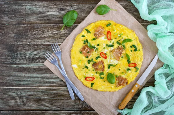 Omelet Met Spekjes Groenen Kaas Een Houten Tafel Ontbijt Bovenaanzicht — Stockfoto