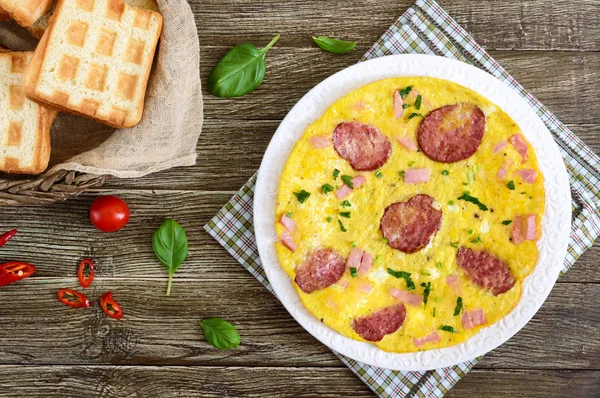Omelet Met Ham Salami Kaas Groenen Een Plaat Een Houten — Stockfoto