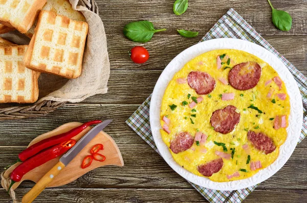 Omelet Met Ham Salami Kaas Groenen Een Plaat Een Houten — Stockfoto
