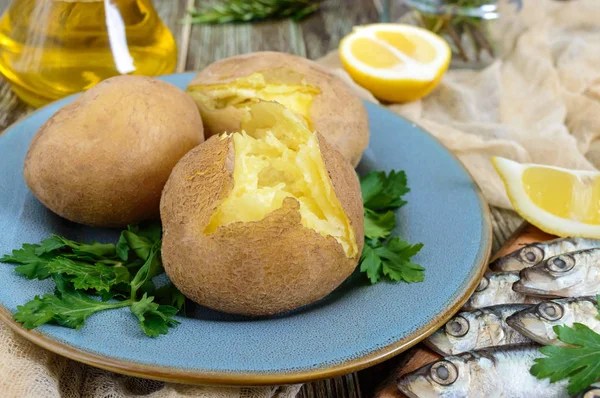 Kokt Potatis Skal Heta Knäckt Potatis Tallrik Med Saltat Skarpsill — Stockfoto