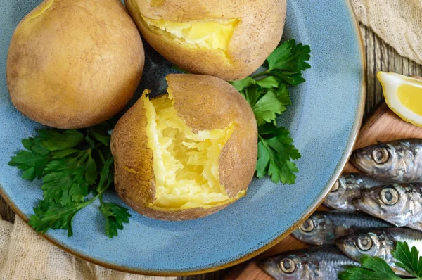 Kokt Potatis Skal Heta Knäckt Potatis Tallrik Med Saltat Skarpsill — Stockfoto