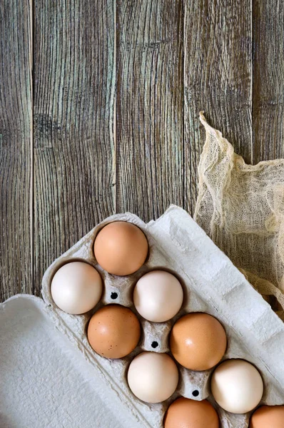 Свіжі Сирі Курячі Яйця Картонній Коробці Дерев Яному Фоні Вид — стокове фото
