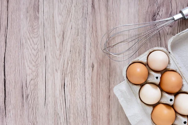 Свіжі Сирі Курячі Яйця Картонній Коробці Дерев Яному Фоні Вид — стокове фото