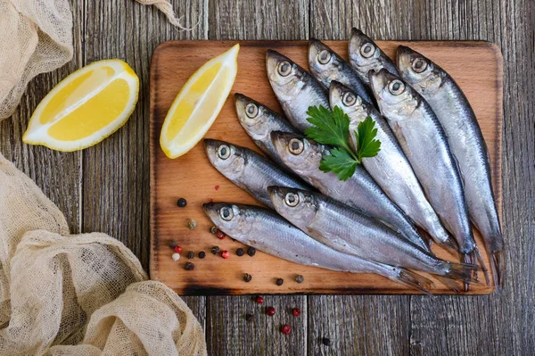 Malé Slané Hamsa Šprot Kořením Citron Dřevěné Pozadí Pohled Shora — Stock fotografie