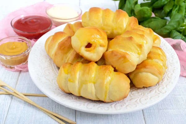 Bollos Caseros Suaves Con Salchichas Plato Cerámica Sobre Fondo Madera — Foto de Stock