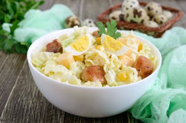 Işık bahar diyet salata Çin lahanası, tavuk, peynir, bıldırcın yumurtası. Doğru beslenme.