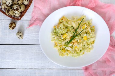 Çin lahanası, peynir, bıldırcın yumurtası, Mısır hafif bahar diyet salata. Doğru beslenme. Üstten Görünüm.