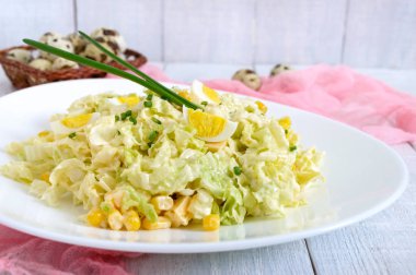 Çin lahanası, peynir, bıldırcın yumurtası, Mısır hafif bahar diyet salata. Doğru beslenme.