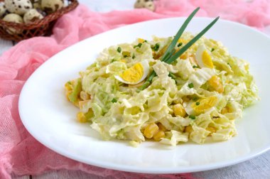 Çin lahanası, peynir, bıldırcın yumurtası, Mısır hafif bahar diyet salata. Doğru beslenme.