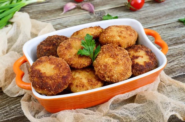 Schnitzels Gebakken Schnitzels Een Keramische Kom Een Houten Tafel — Stockfoto