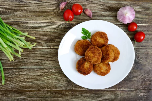 Schnitzels Sappig Gouden Gebakken Schnitzels Een Keramische Plaat Een Houten — Stockfoto