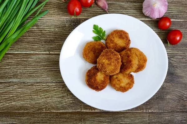 Schnitzels Sappig Gouden Gebakken Schnitzels Een Keramische Plaat Een Houten — Stockfoto