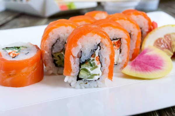 Philadelphia Rulla Sushi Med Lax Räkor Avokado Grädde Ost Serveras — Stockfoto